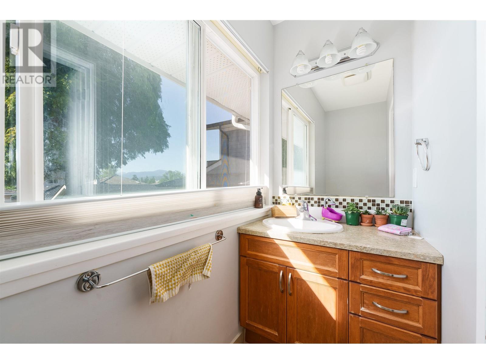 8249 17th Avenue, Burnaby, British Columbia  V3N 1M9 - Photo 12 - R2815559