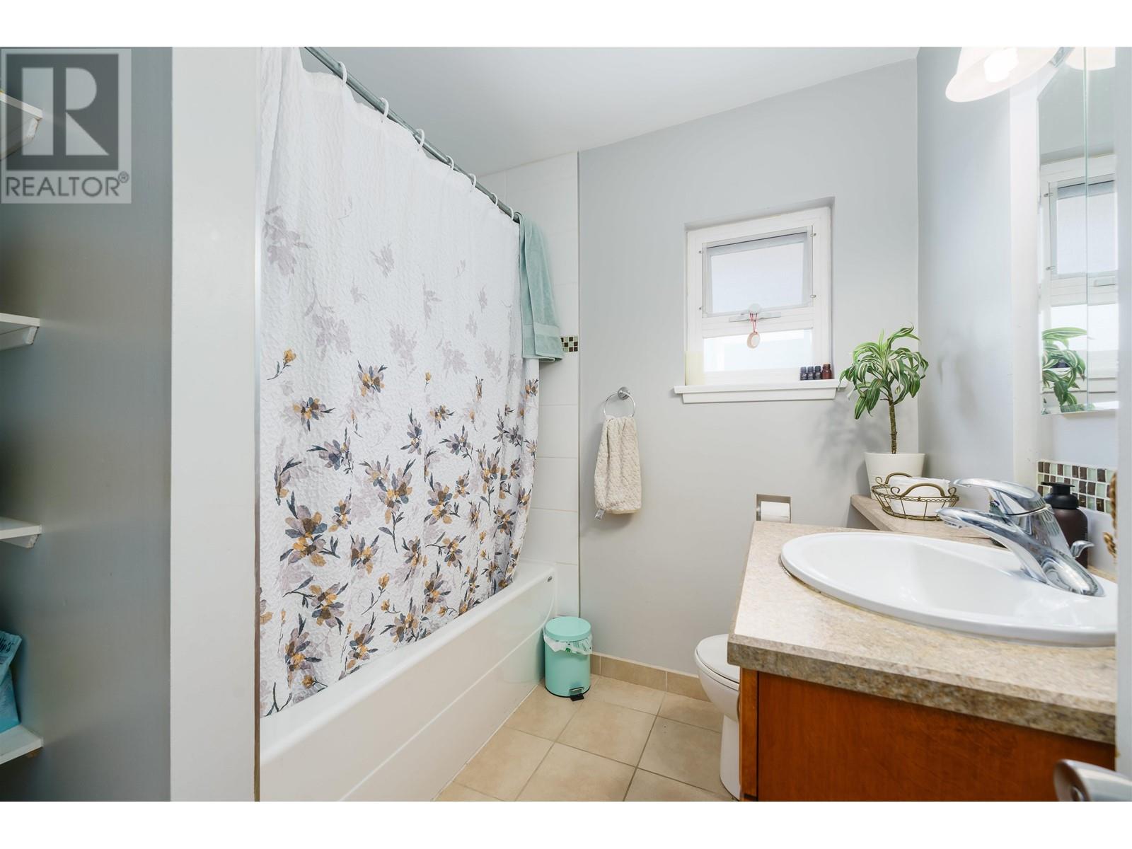 8249 17th Avenue, Burnaby, British Columbia  V3N 1M9 - Photo 13 - R2815559