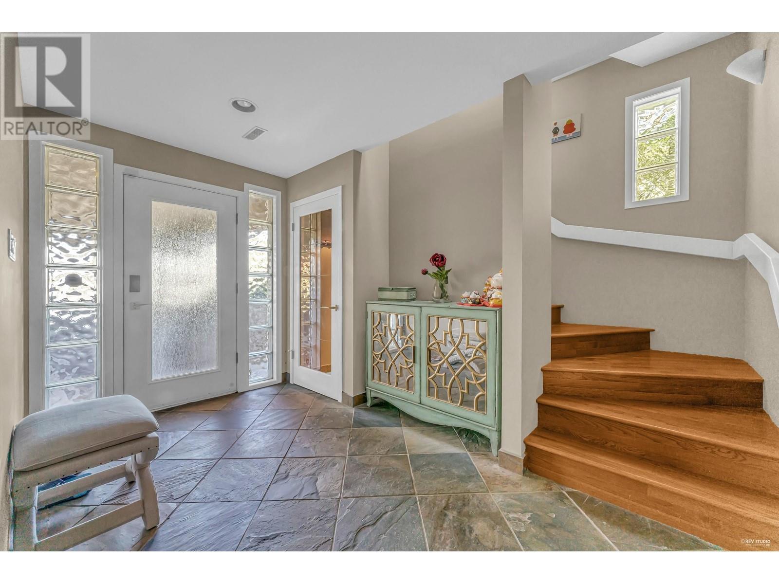 5473 Monte Bre Crescent, West Vancouver, British Columbia  V7W 3A7 - Photo 3 - R2814943