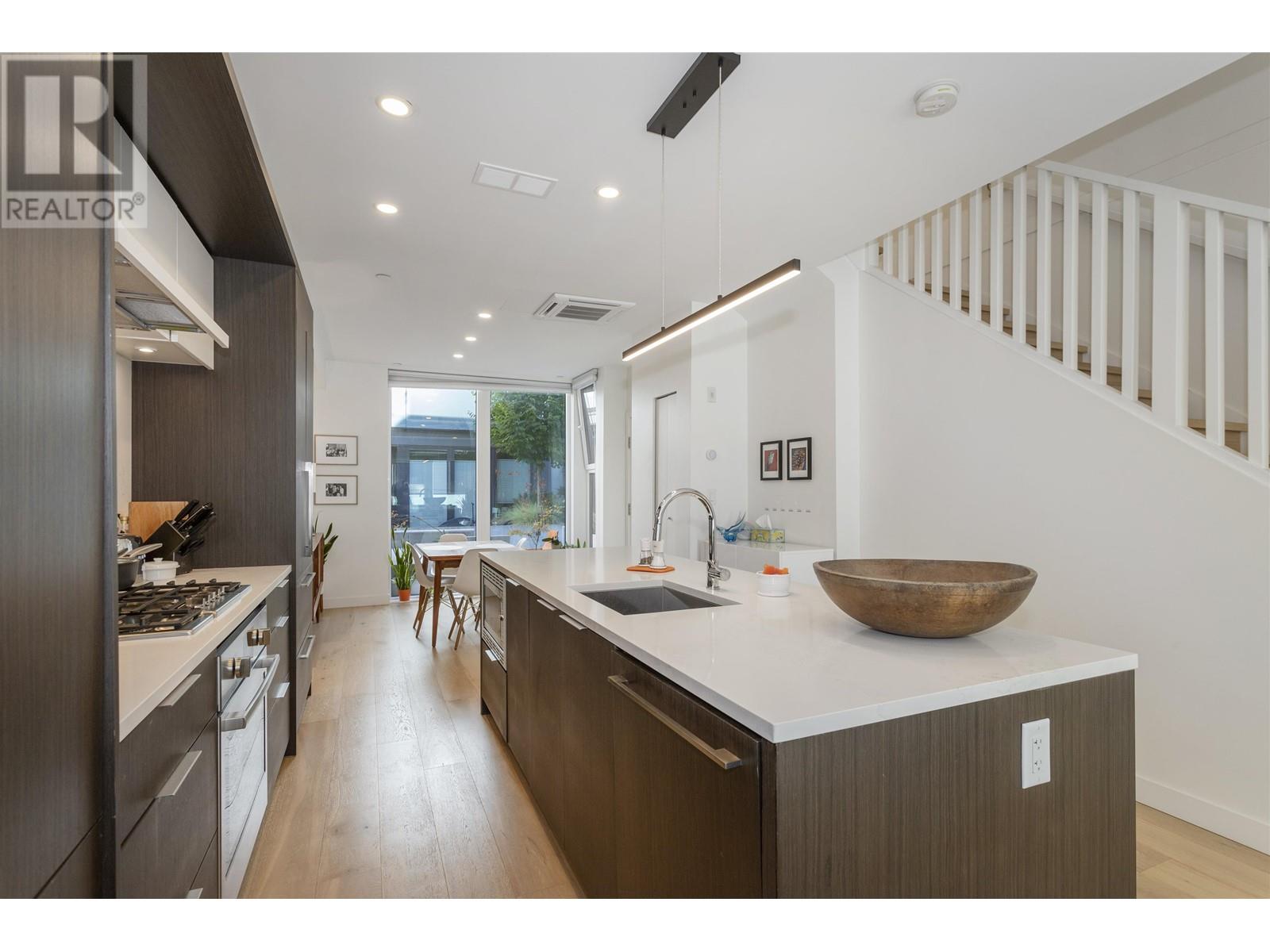 121 649 E 3rd Street, North Vancouver, British Columbia  V7L 1G6 - Photo 8 - R2815666
