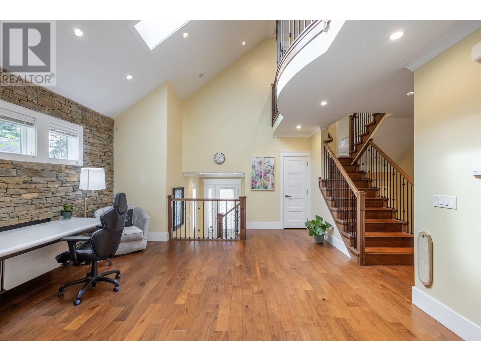 583 Hillcrest Street, Coquitlam, British Columbia  V3J 6N7 - Photo 2 - R2815856
