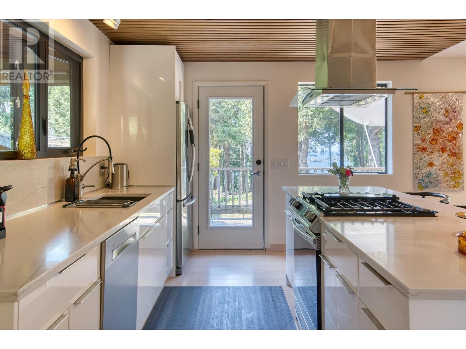 8083 Redrooffs Road, Halfmoon Bay, British Columbia  V7Z 1C7 - Photo 12 - R2813773