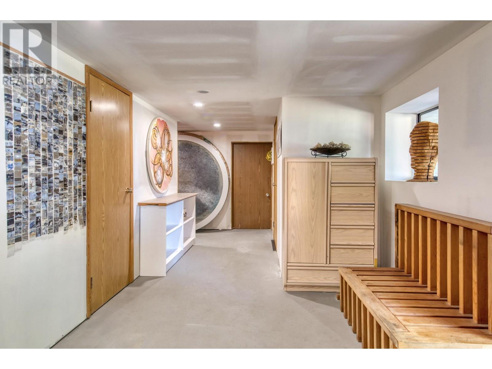 8083 Redrooffs Road, Halfmoon Bay, British Columbia  V7Z 1C7 - Photo 9 - R2813773
