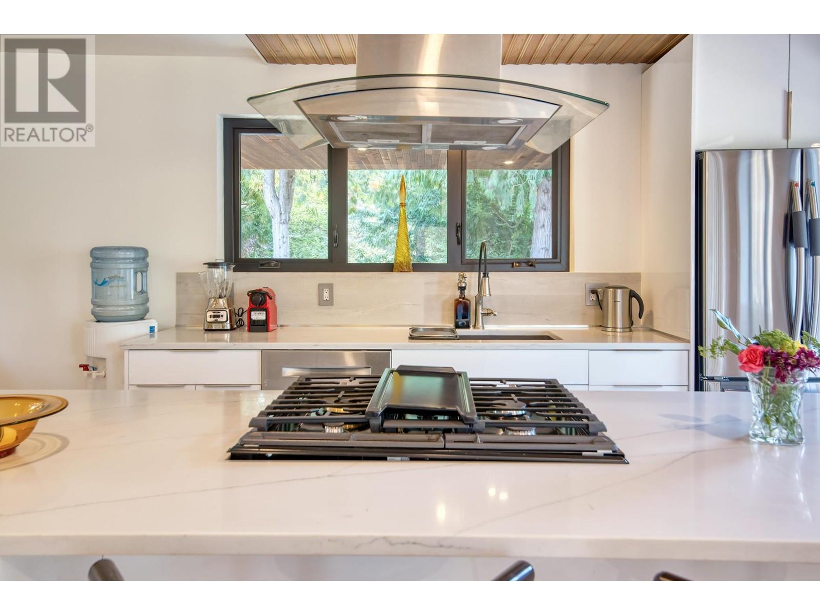 8083 Redrooffs Road, Halfmoon Bay, British Columbia  V7Z 1C7 - Photo 17 - R2813773