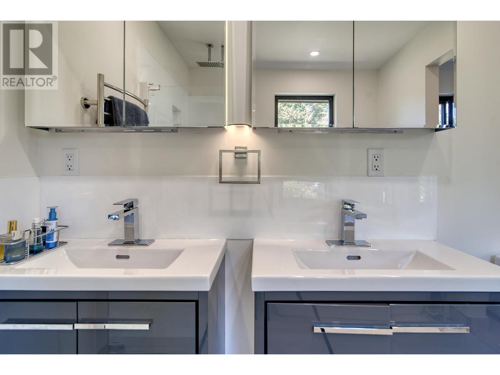 8083 Redrooffs Road, Halfmoon Bay, British Columbia  V7Z 1C7 - Photo 21 - R2813773