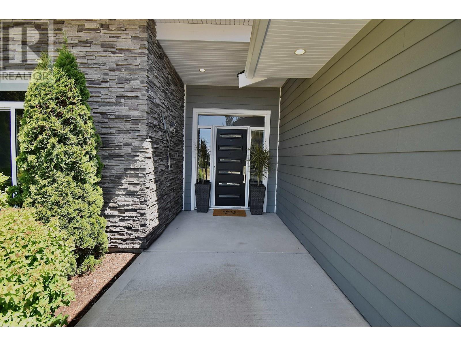 1436 Moondance Place, Gibsons, British Columbia  V0N 1V5 - Photo 2 - R2816325