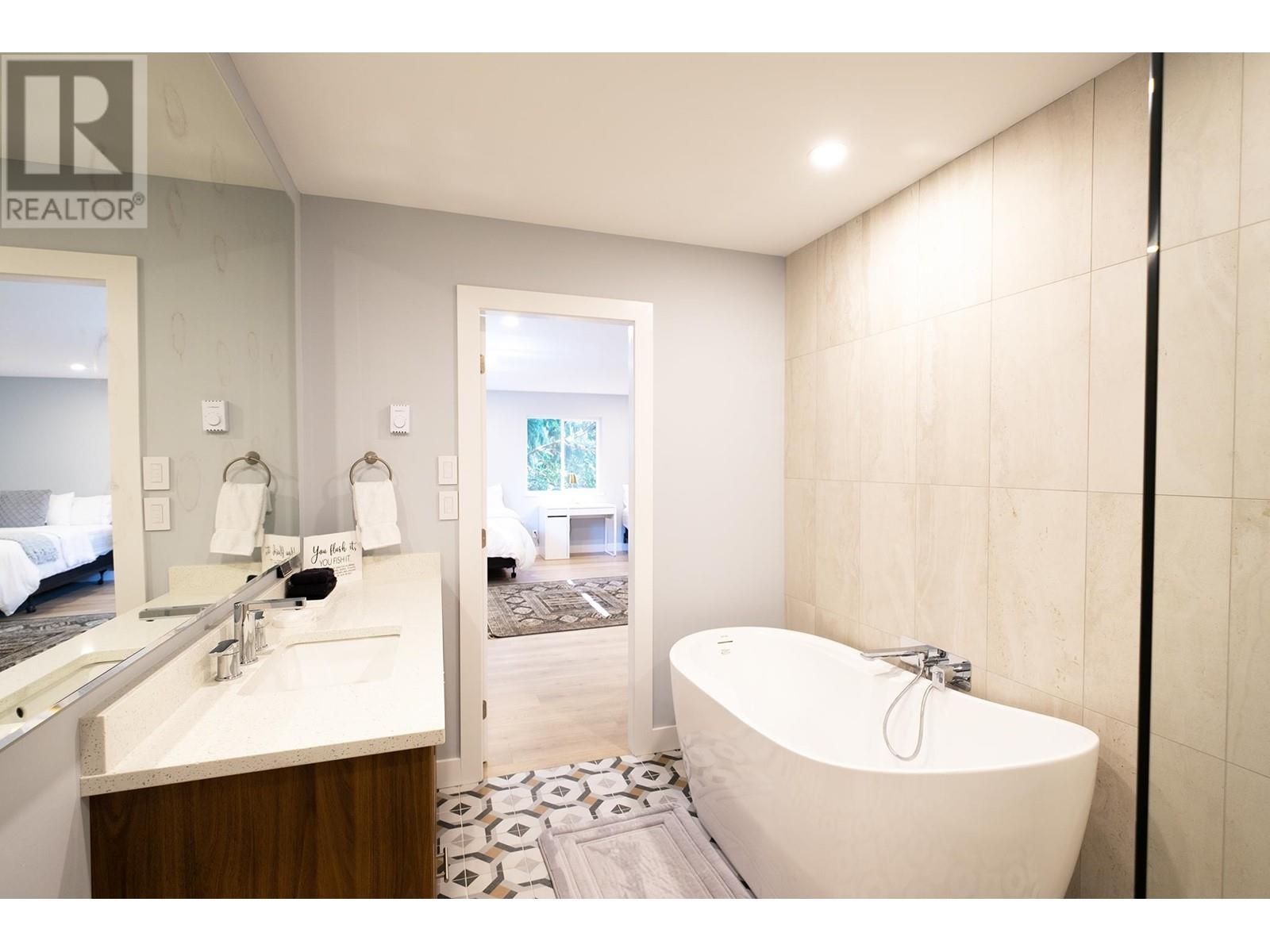 12848 Gilden Road, Pender Harbour, British Columbia  V0N 2H1 - Photo 9 - R2816396