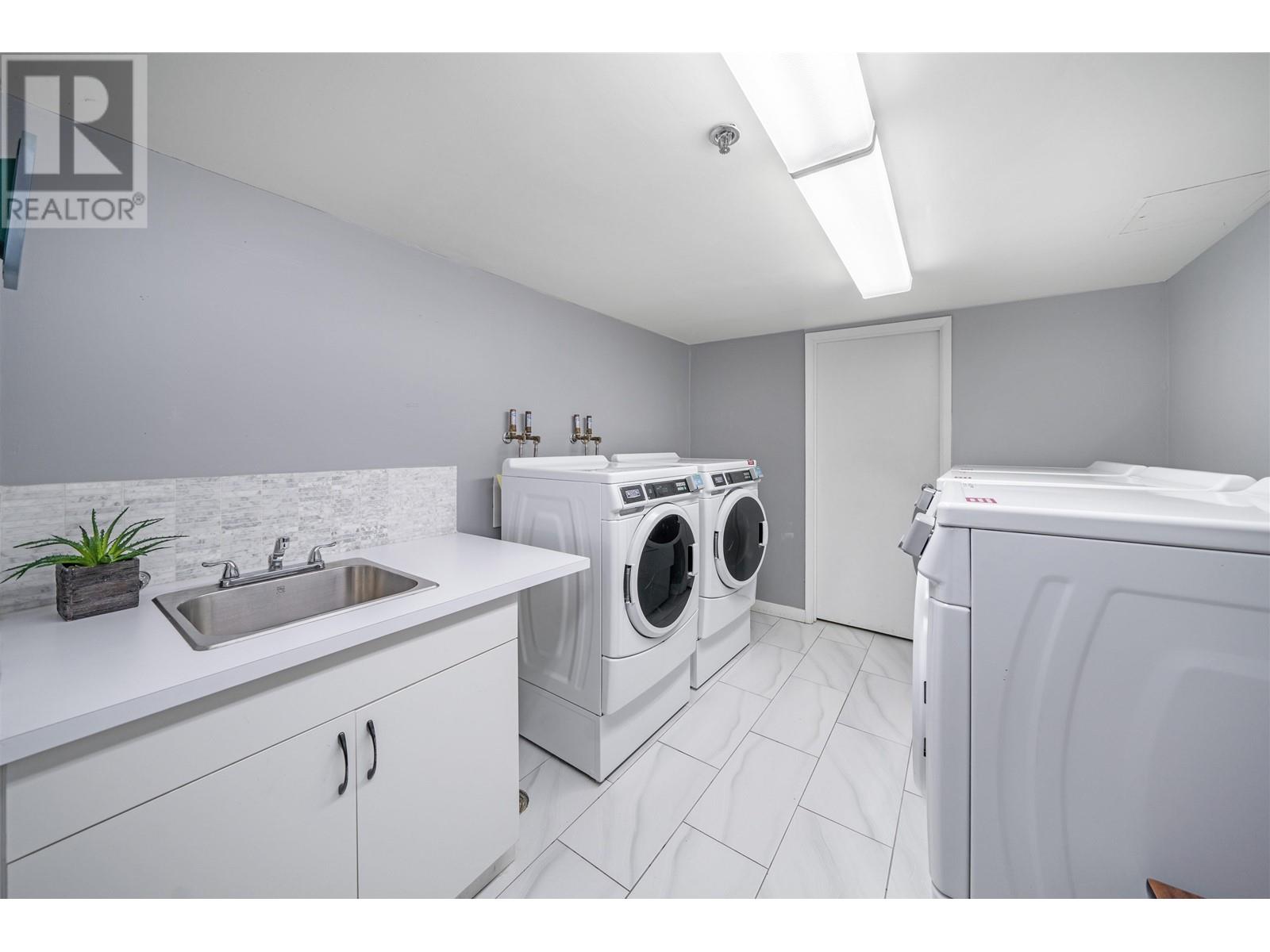 204 2119 Bellevue Avenue, West Vancouver, British Columbia  V7V 1C2 - Photo 3 - R2816488