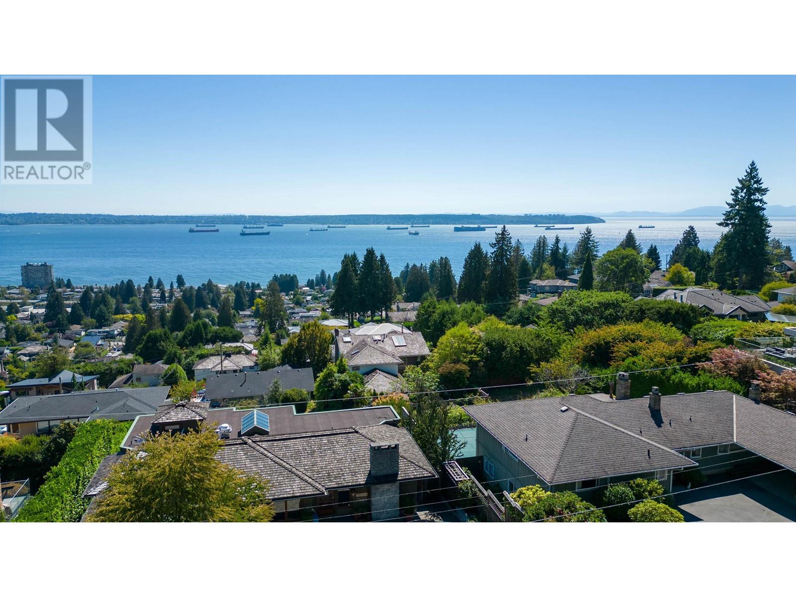 2545 Queens Avenue, West Vancouver, British Columbia  V7V 2Y9 - Photo 1 - R2816692
