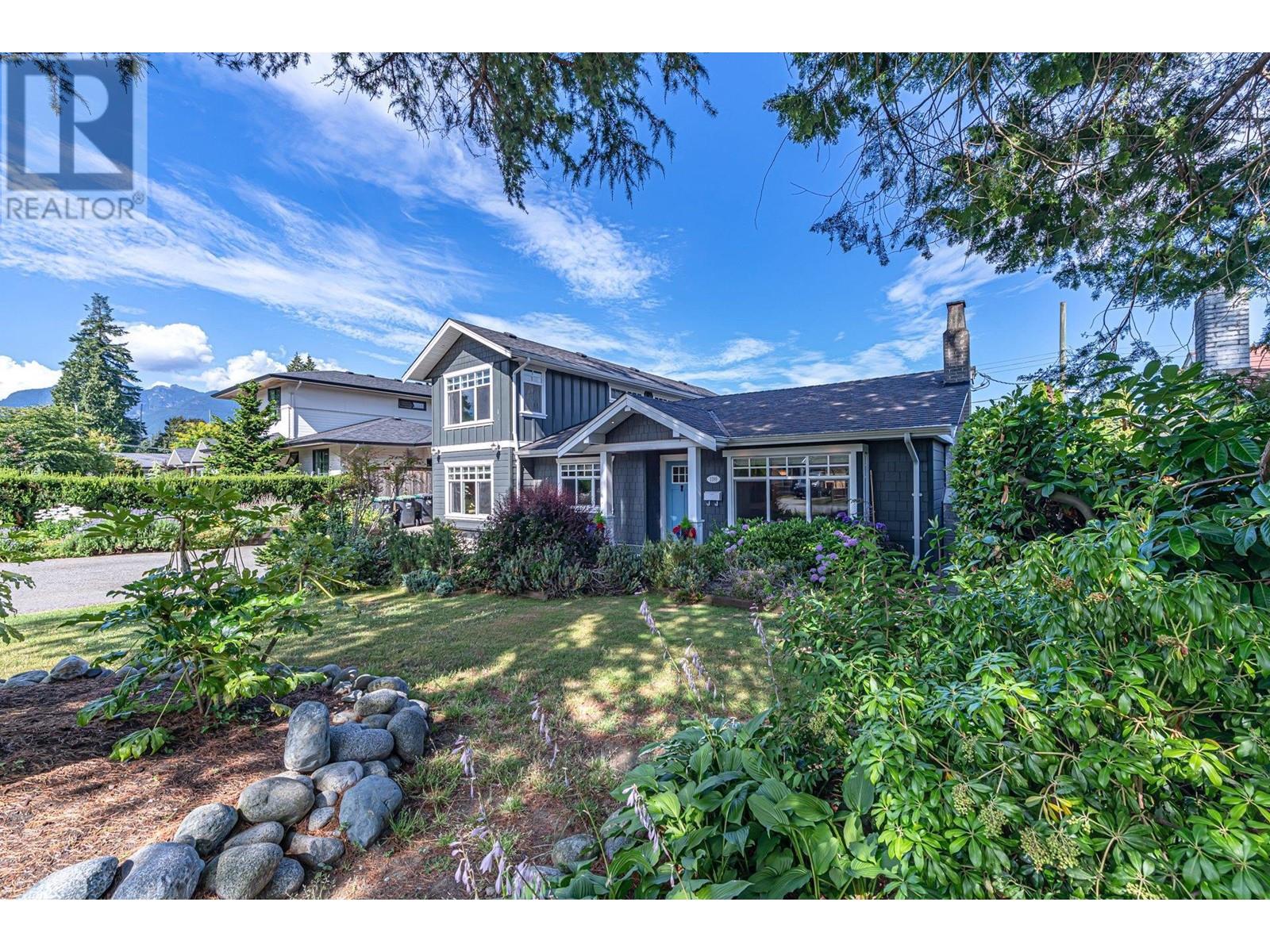 1388 Oakwood Crescent, North Vancouver, British Columbia  V7P 1L7 - Photo 2 - R2816476