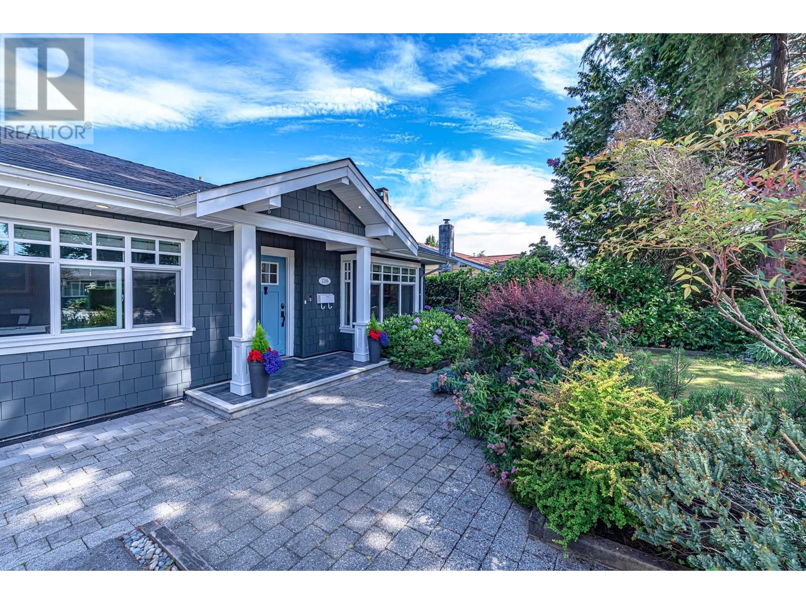 1388 Oakwood Crescent, North Vancouver, British Columbia  V7P 1L7 - Photo 3 - R2816476