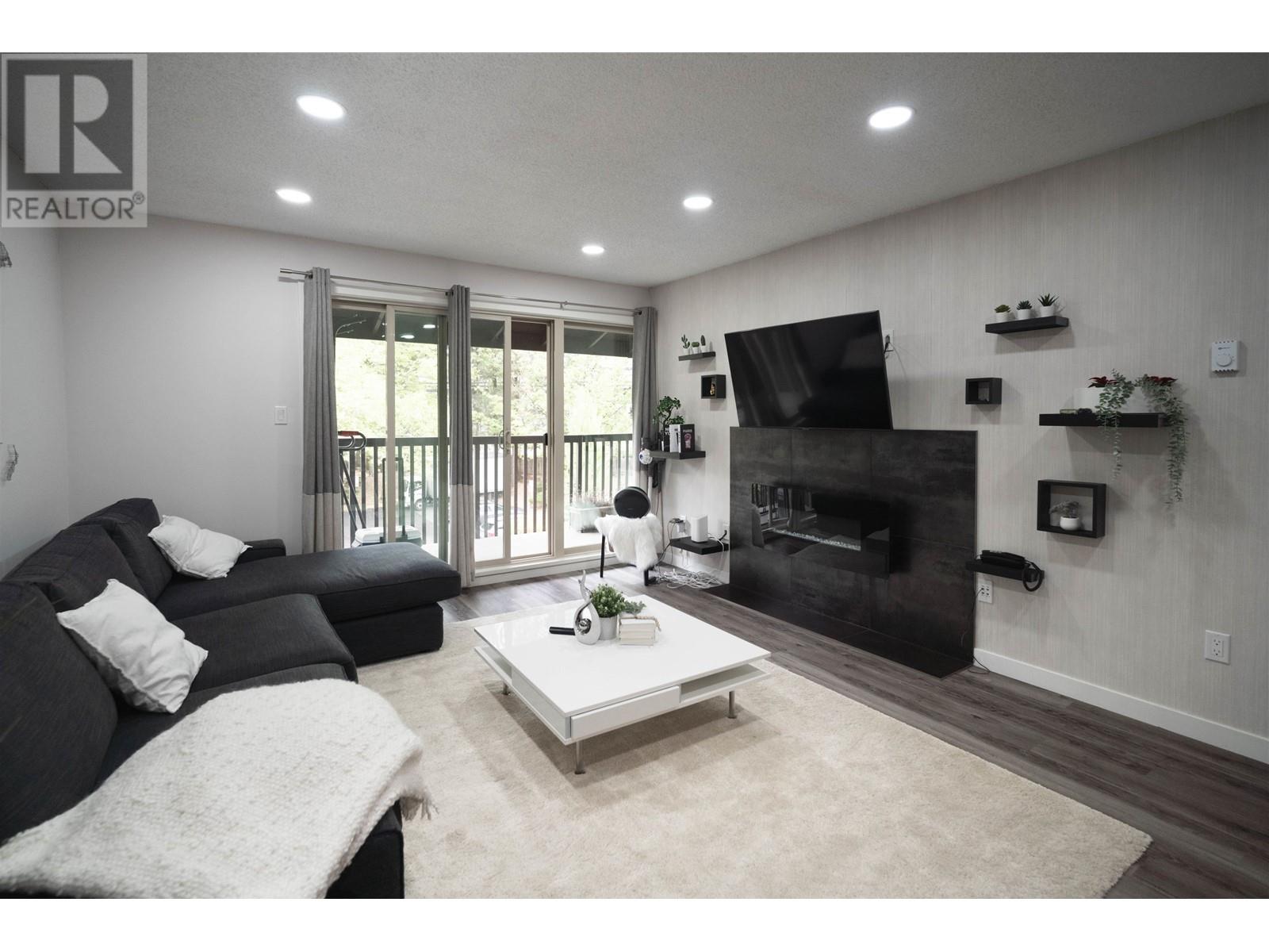 402 9847 Manchester Drive, Burnaby, British Columbia  V3N 4P4 - Photo 2 - R2816454