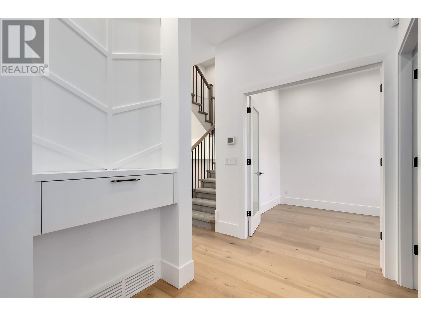 423 W Keith Road, North Vancouver, British Columbia  V7M 1M2 - Photo 2 - R2817163