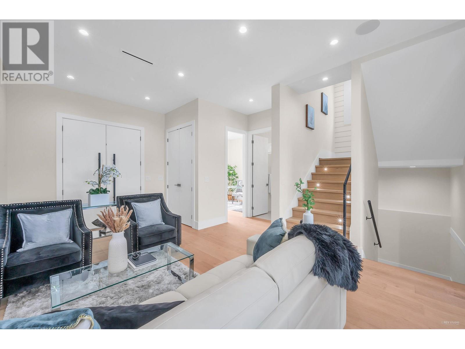 74 Ellesmere Avenue, Burnaby, British Columbia  V5B 3S6 - Photo 4 - R2817355
