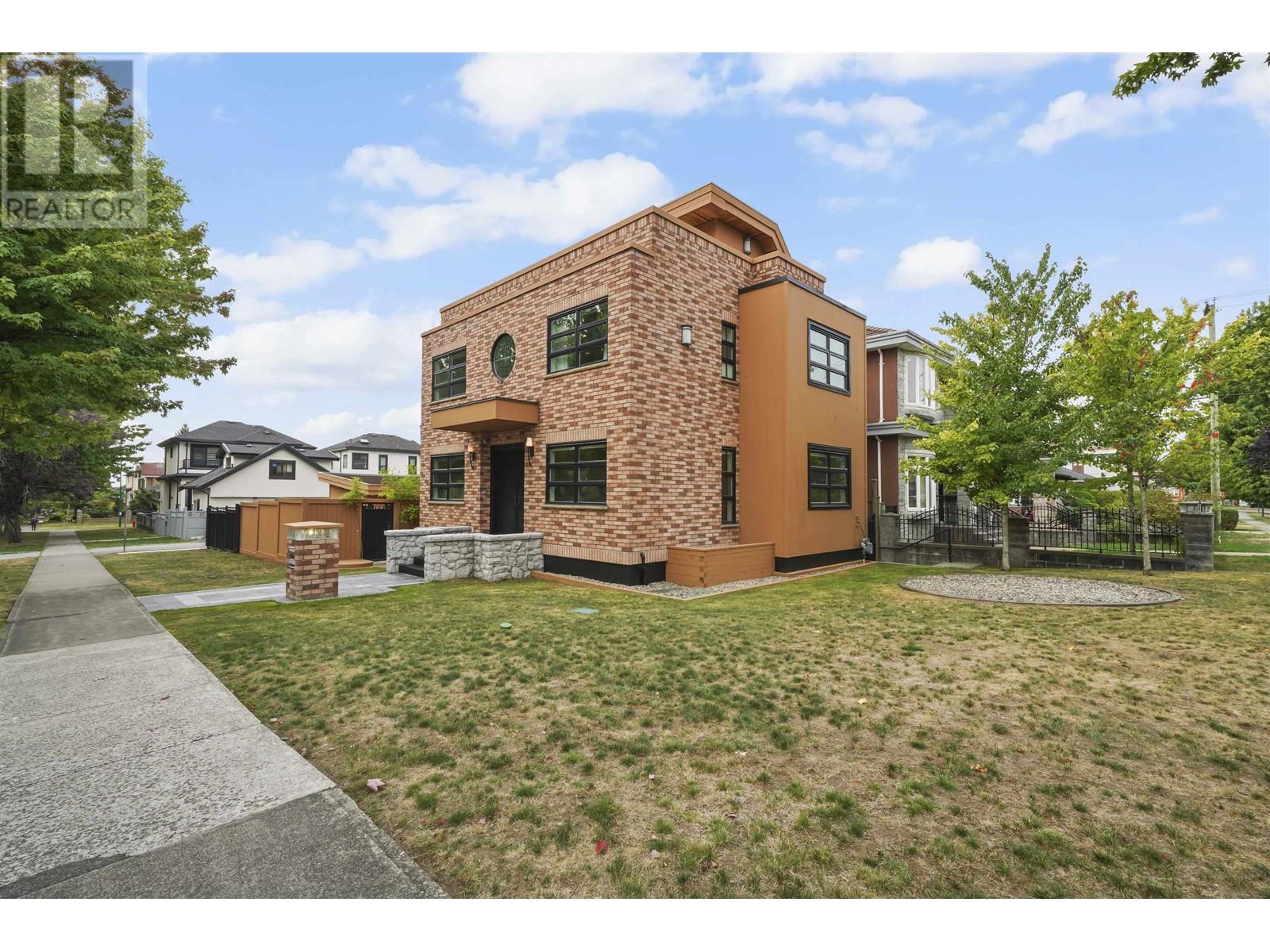 6733 VIVIAN STREET, vancouver, British Columbia