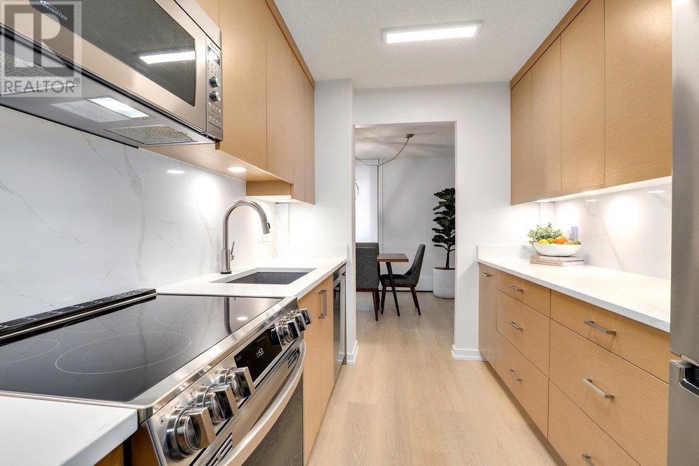 204 2024 Fullerton Avenue, North Vancouver, British Columbia  V7P 3G4 - Photo 1 - R2817815