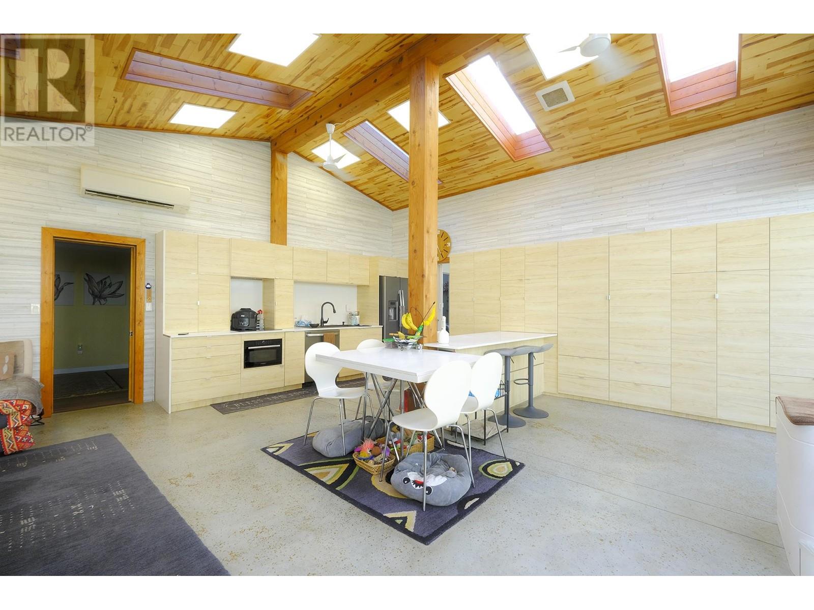 613 Martin Road, Gibsons, British Columbia  V0N 1V9 - Photo 2 - R2817864