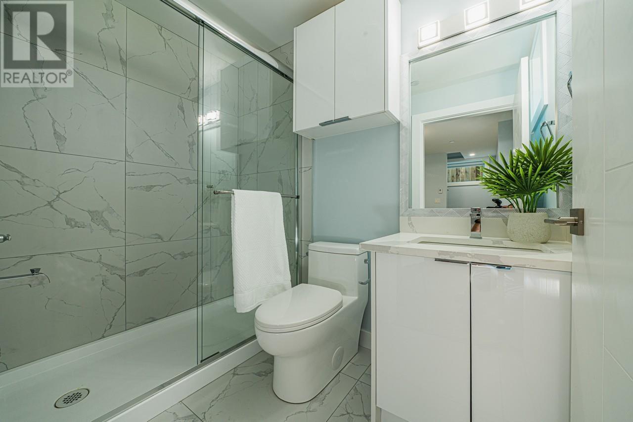 Listing Picture 12 of 21 : 2032 E 44TH AVENUE, Vancouver / 溫哥華 - 魯藝地產 Yvonne Lu Group - MLS Medallion Club Member