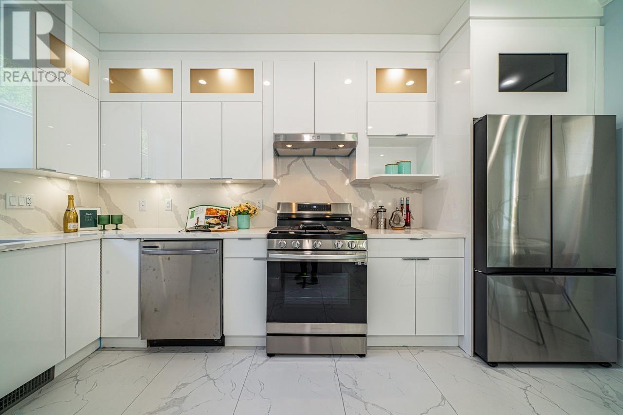 Listing Picture 6 of 21 : 2032 E 44TH AVENUE, Vancouver / 溫哥華 - 魯藝地產 Yvonne Lu Group - MLS Medallion Club Member