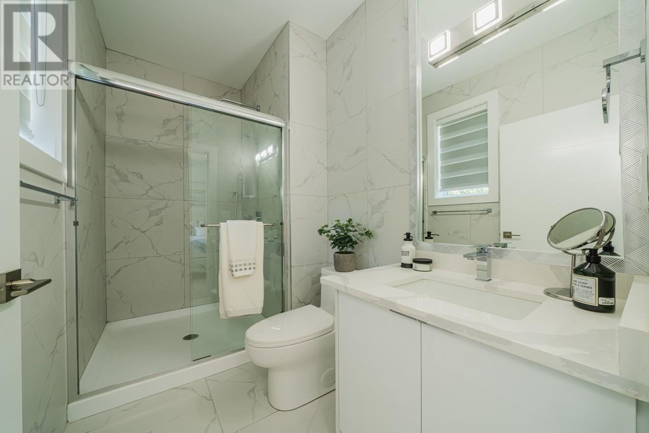 Listing Picture 15 of 21 : 2032 E 44TH AVENUE, Vancouver / 溫哥華 - 魯藝地產 Yvonne Lu Group - MLS Medallion Club Member