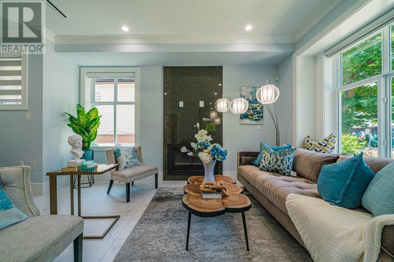 Listing Picture 3 of 21 : 2032 E 44TH AVENUE, Vancouver / 溫哥華 - 魯藝地產 Yvonne Lu Group - MLS Medallion Club Member