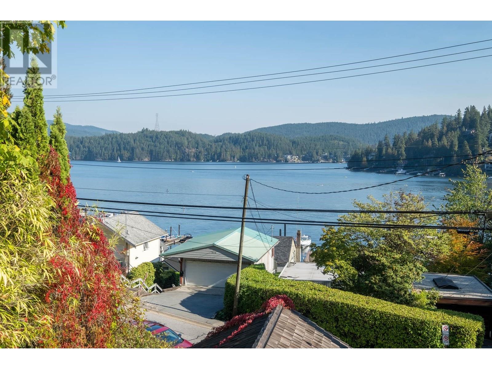 2621 Panorama Drive, North Vancouver, British Columbia  V7G 1V7 - Photo 1 - R2817559