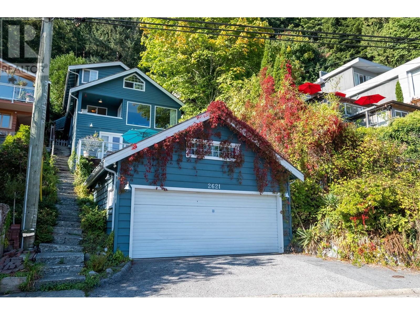 2621 Panorama Drive, North Vancouver, British Columbia  V7G 1V7 - Photo 2 - R2817559