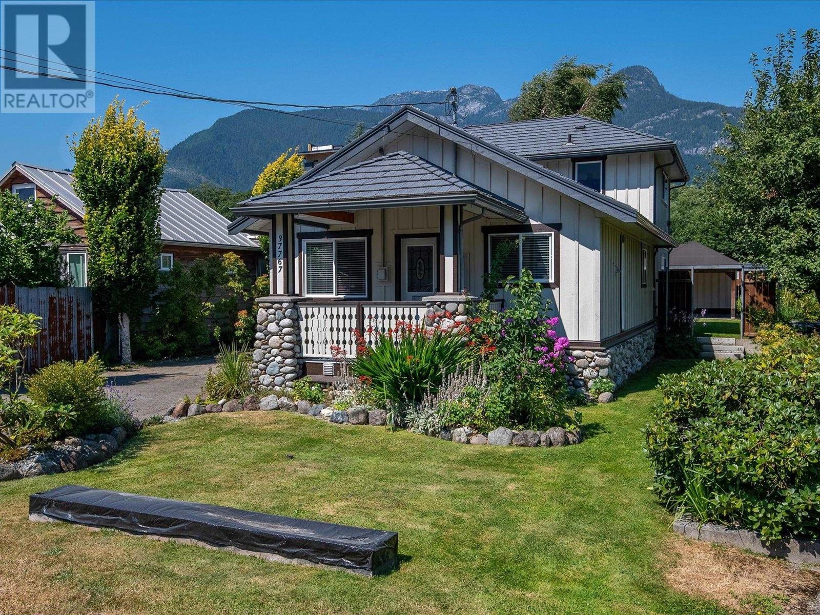 37767 Second Avenue, Squamish, British Columbia  V0N 1G0 - Photo 2 - R2818148