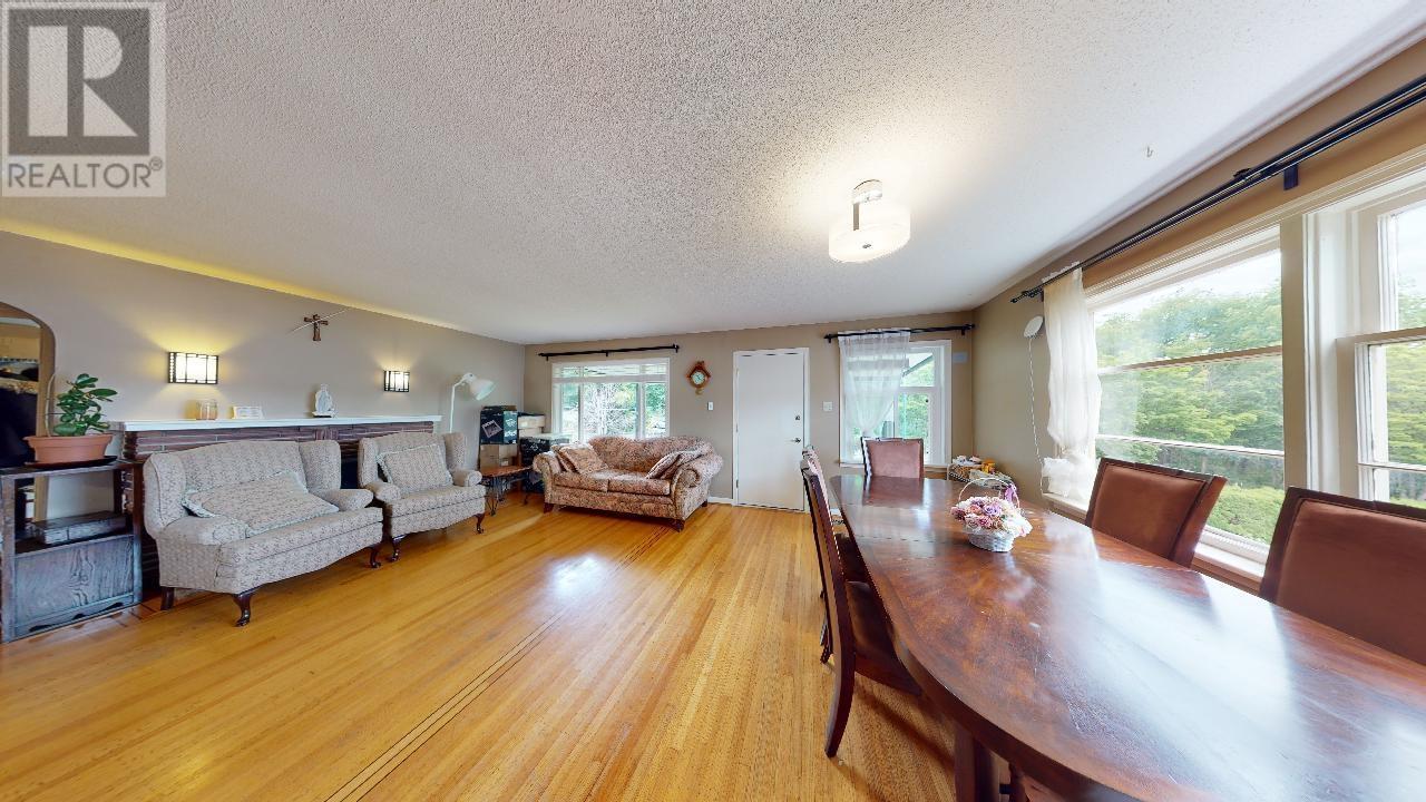 7474 Cariboo Road, Burnaby, British Columbia  V3N 4A7 - Photo 3 - R2818175