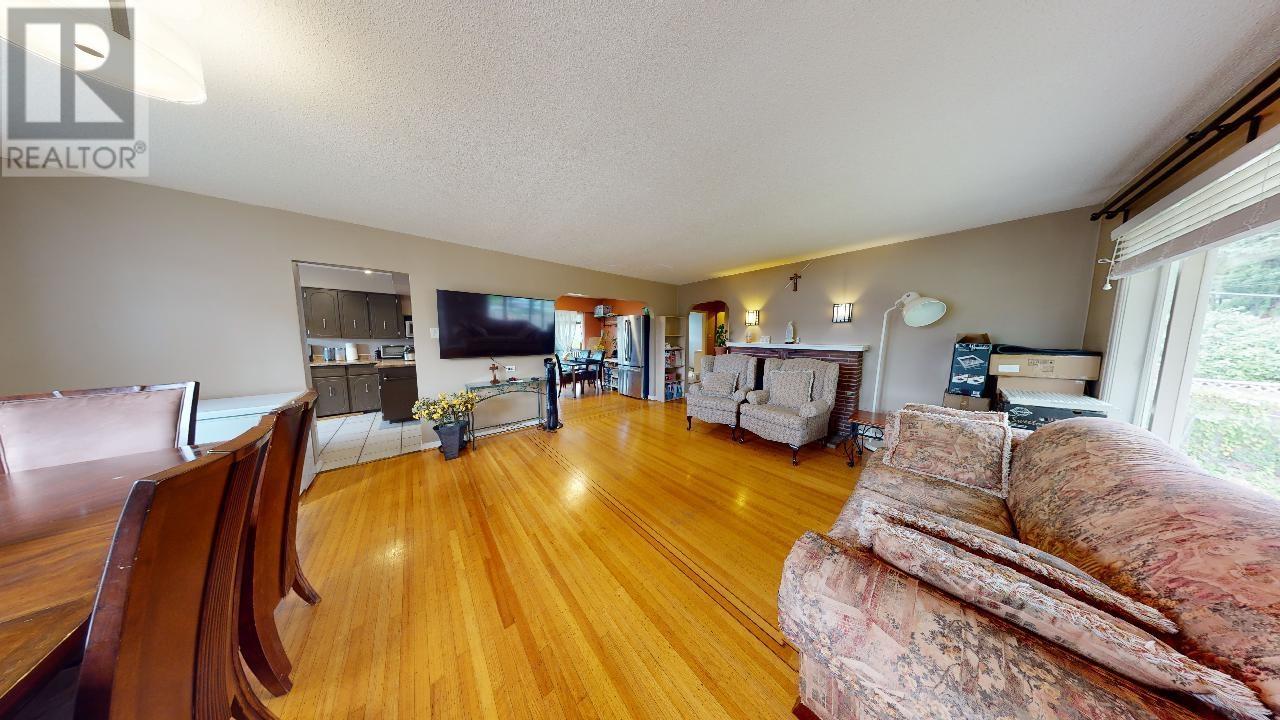 7474 Cariboo Road, Burnaby, British Columbia  V3N 4A7 - Photo 4 - R2818175