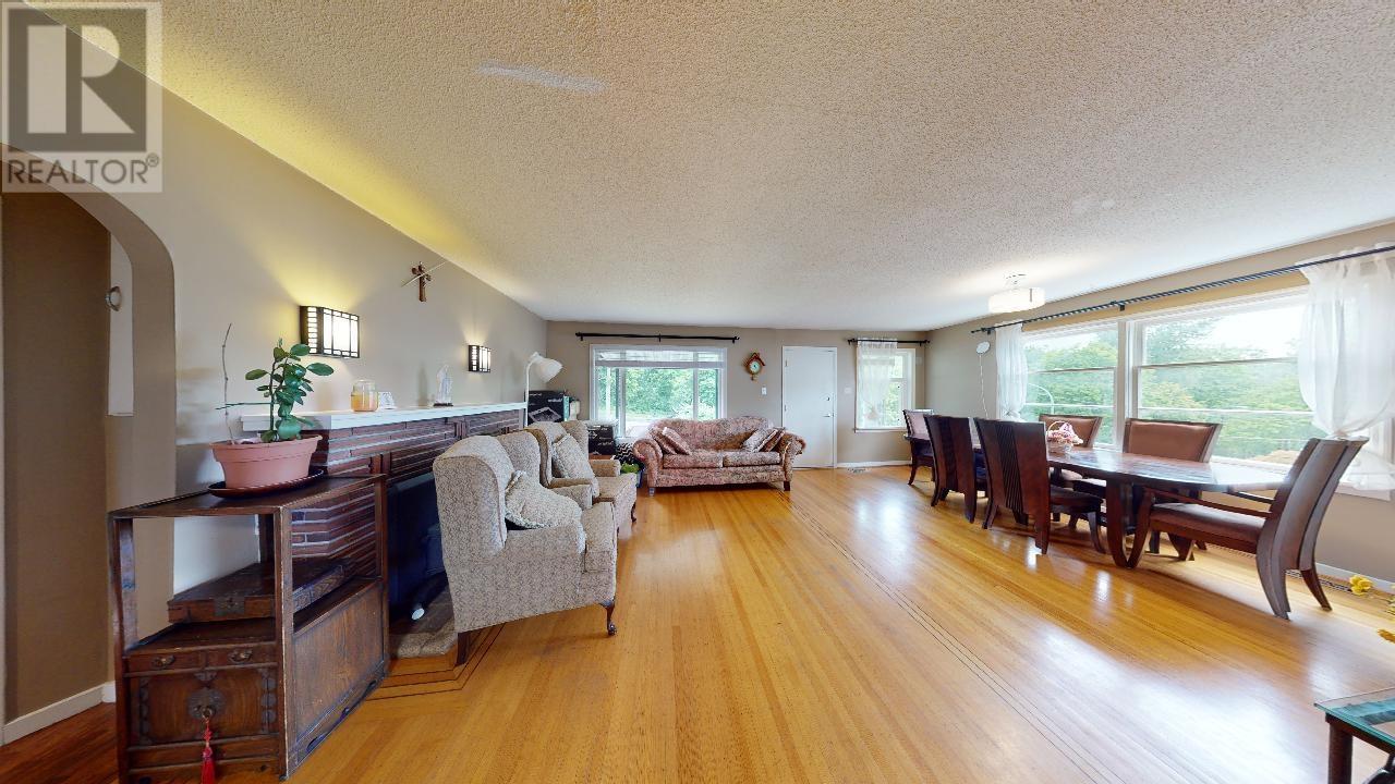 7474 Cariboo Road, Burnaby, British Columbia  V3N 4A7 - Photo 5 - R2818175