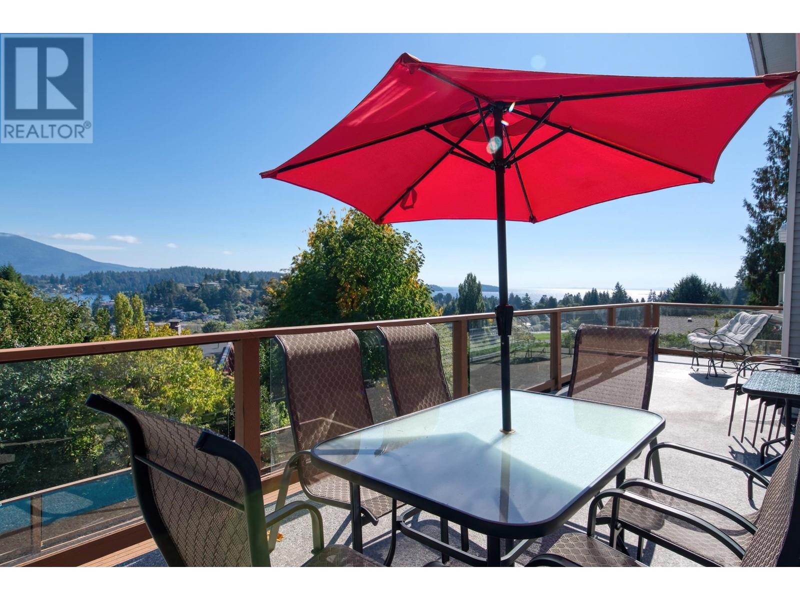482 Abbs Road, Gibsons, British Columbia  V0N 1V0 - Photo 2 - R2817618