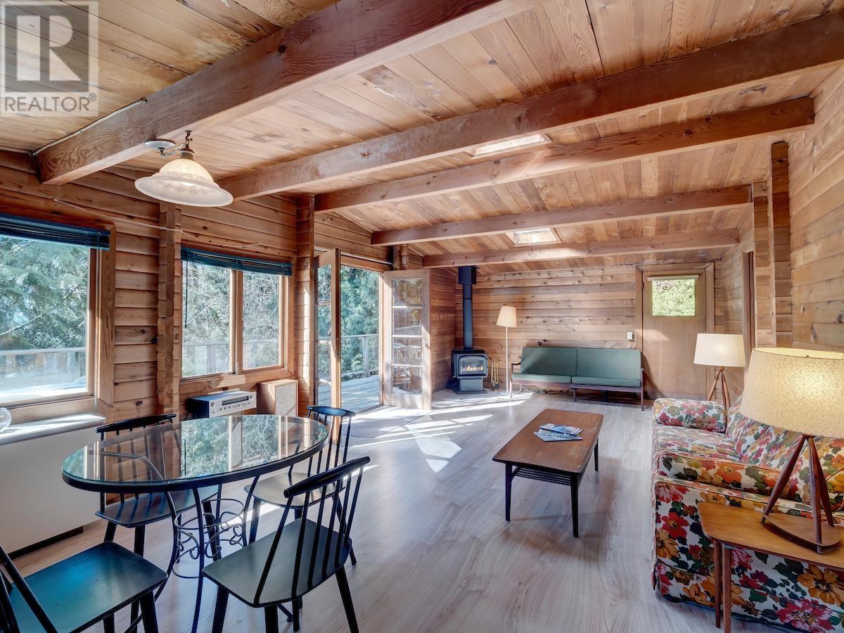 305 Georgia Drive, Gibsons, British Columbia  V0N 1V8 - Photo 1 - R2818208