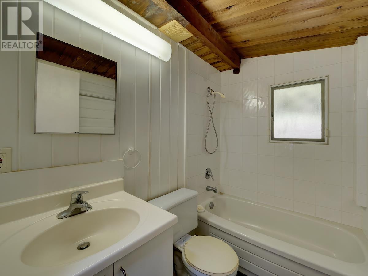 305 Georgia Drive, Gibsons, British Columbia  V0N 1V8 - Photo 14 - R2818208