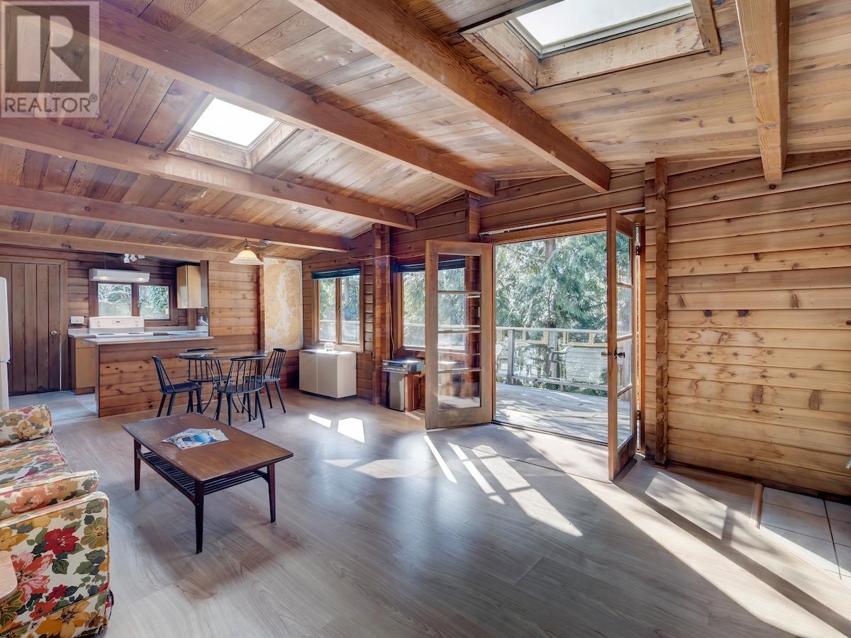 305 Georgia Drive, Gibsons, British Columbia  V0N 1V8 - Photo 2 - R2818208