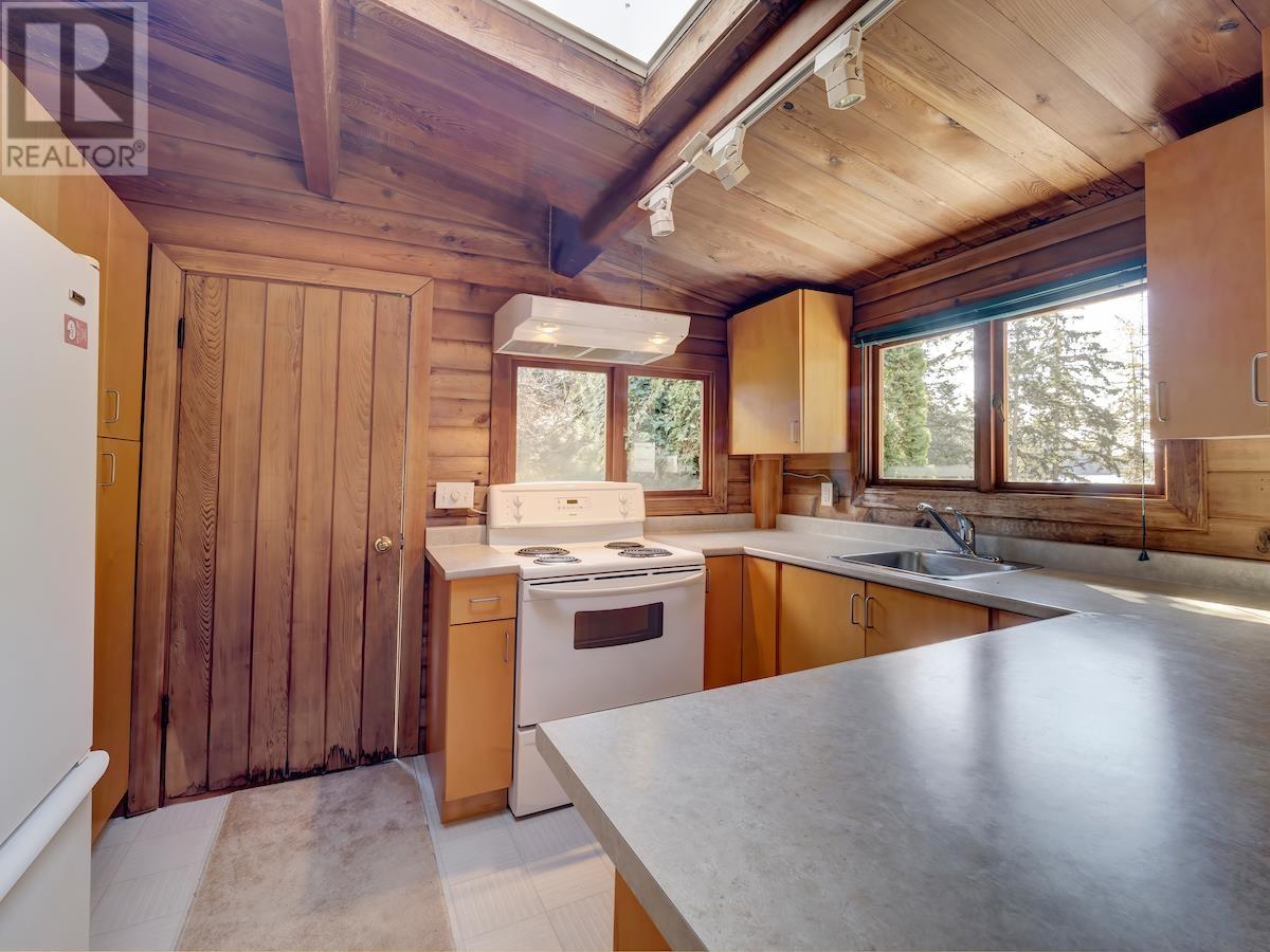 305 Georgia Drive, Gibsons, British Columbia  V0N 1V8 - Photo 5 - R2818208