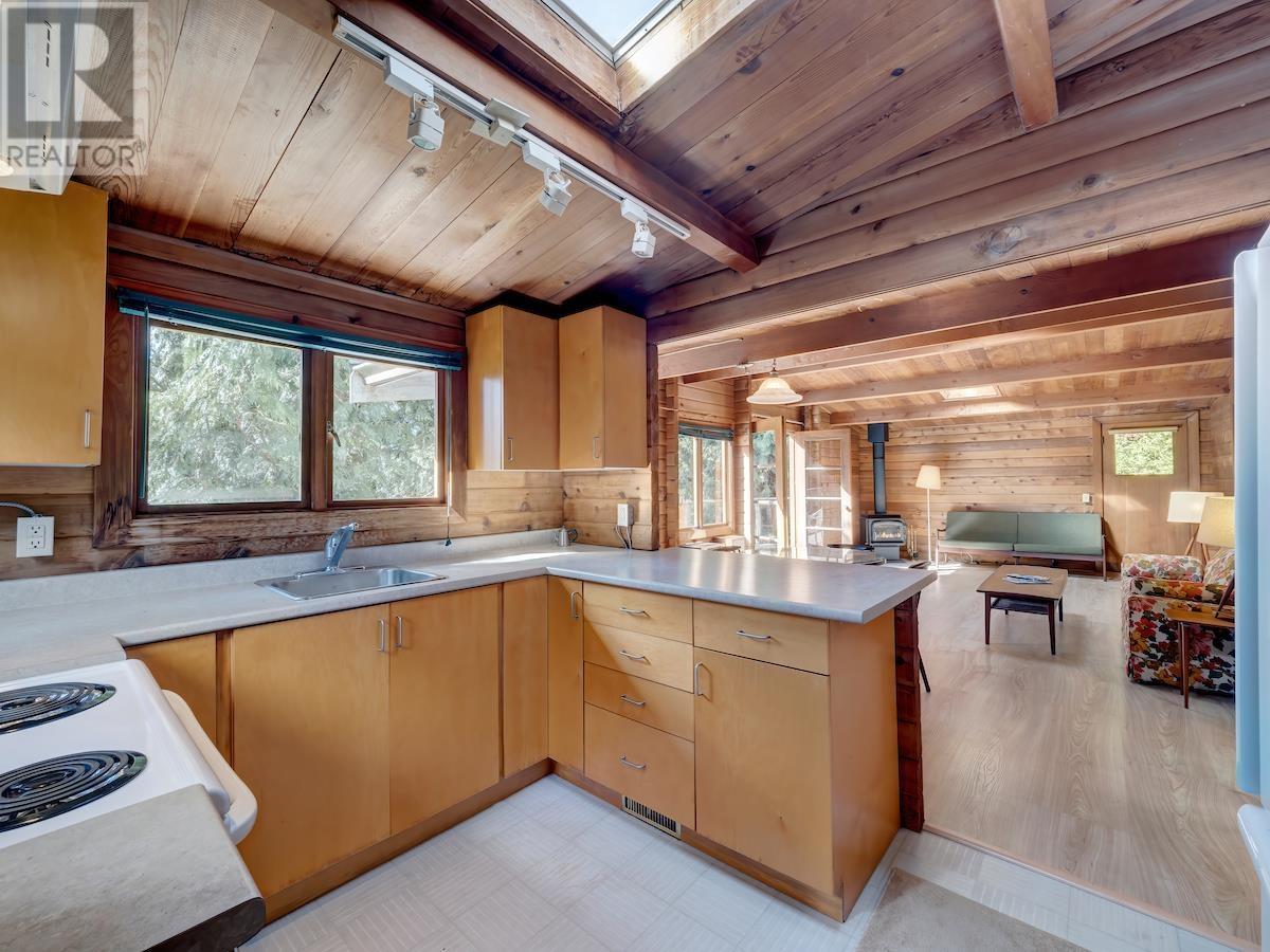 305 Georgia Drive, Gibsons, British Columbia  V0N 1V8 - Photo 7 - R2818208