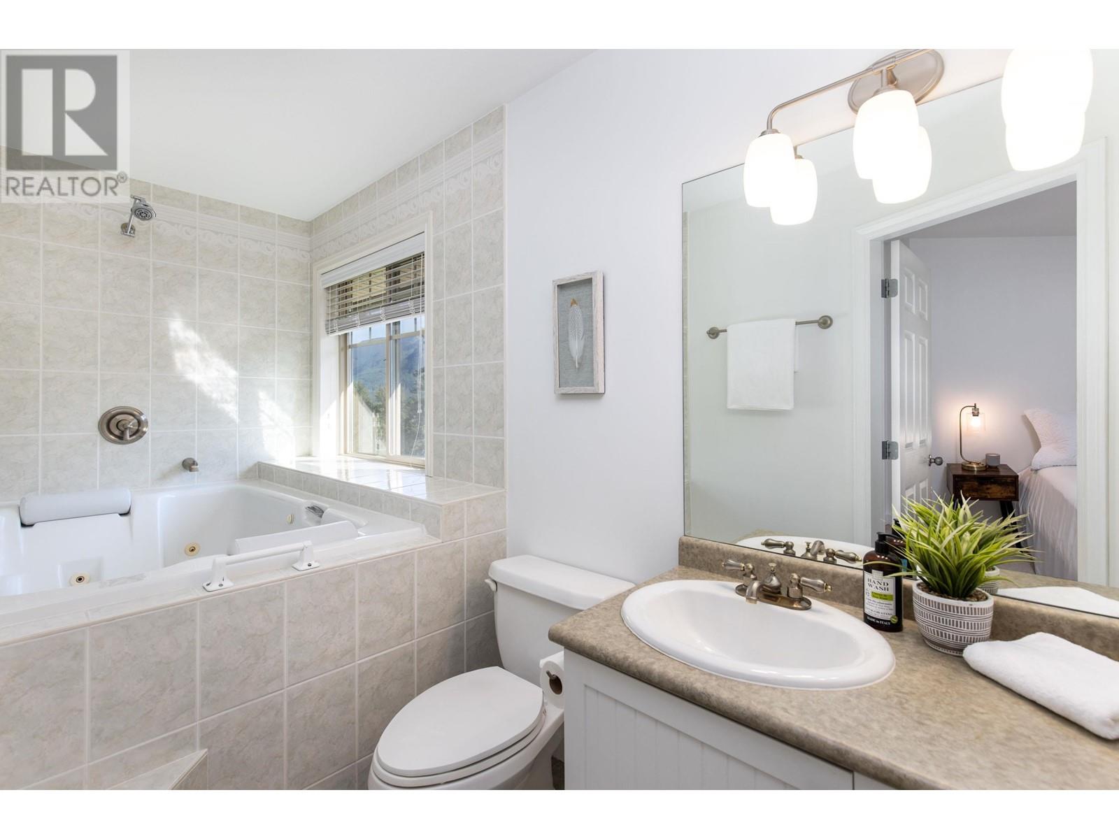 1731 Pinewood Drive, Pemberton, British Columbia  V0N 2L3 - Photo 19 - R2818260