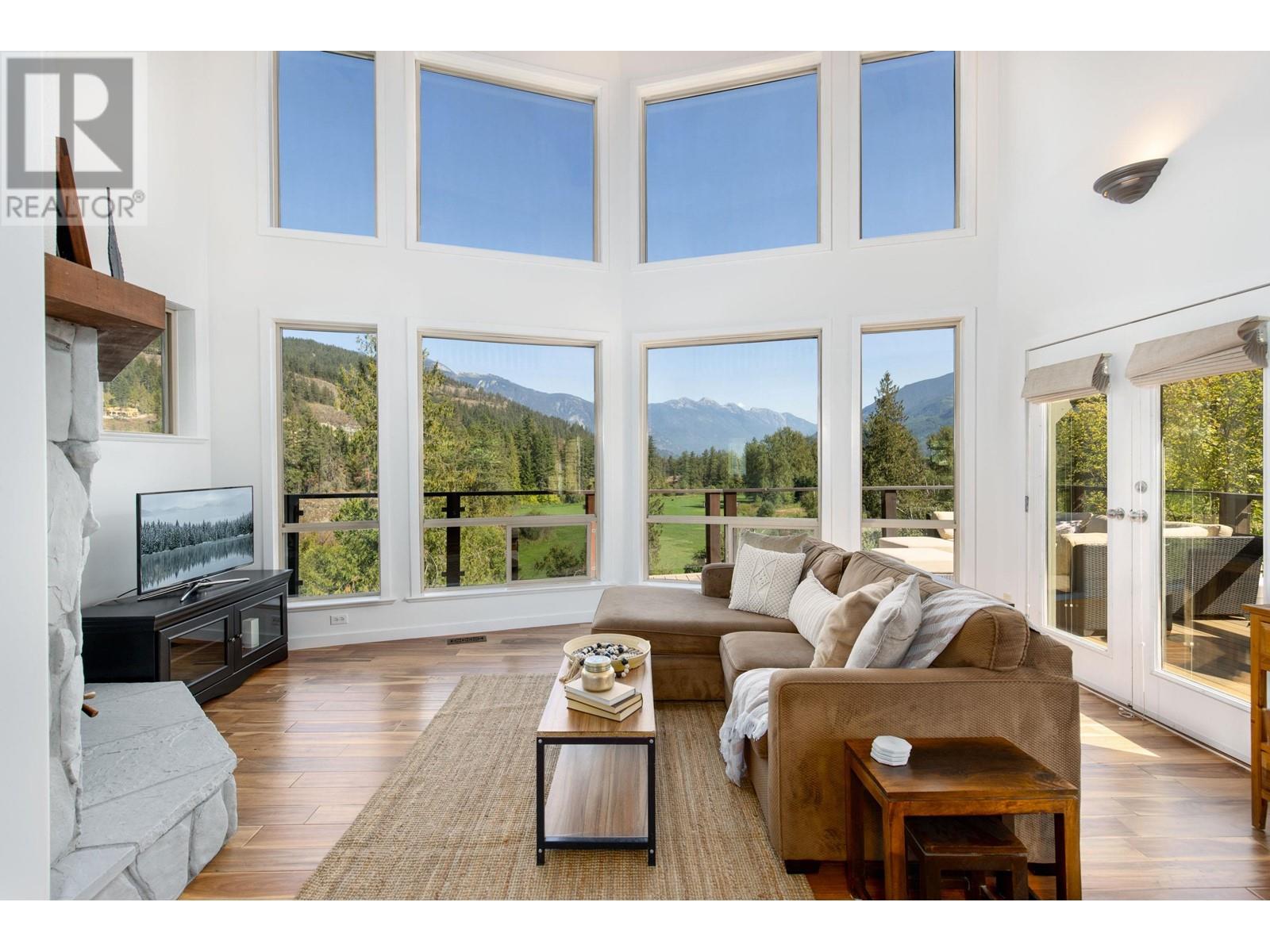 1731 Pinewood Drive, Pemberton, British Columbia  V0N 2L3 - Photo 3 - R2818260