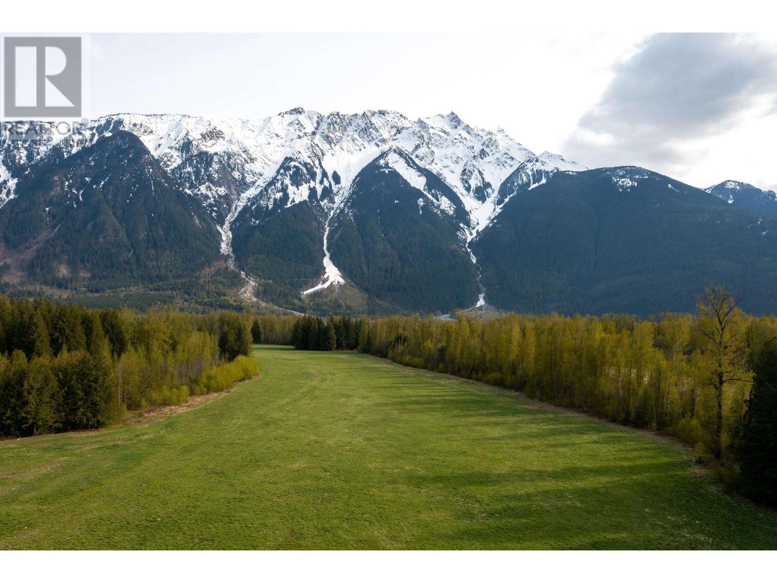 1692 Highway 99, Pemberton, British Columbia  V0N 2L0 - Photo 2 - R2818342