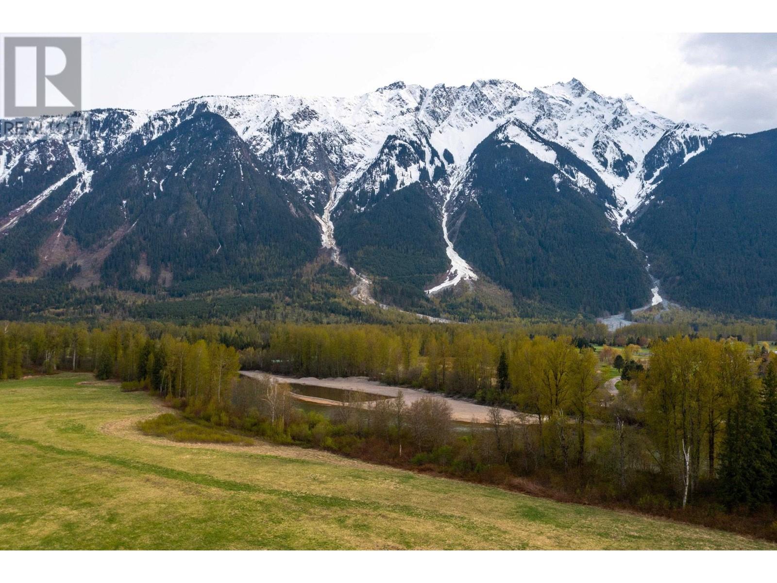 1692 Highway 99, Pemberton, British Columbia  V0N 2L0 - Photo 4 - R2818342