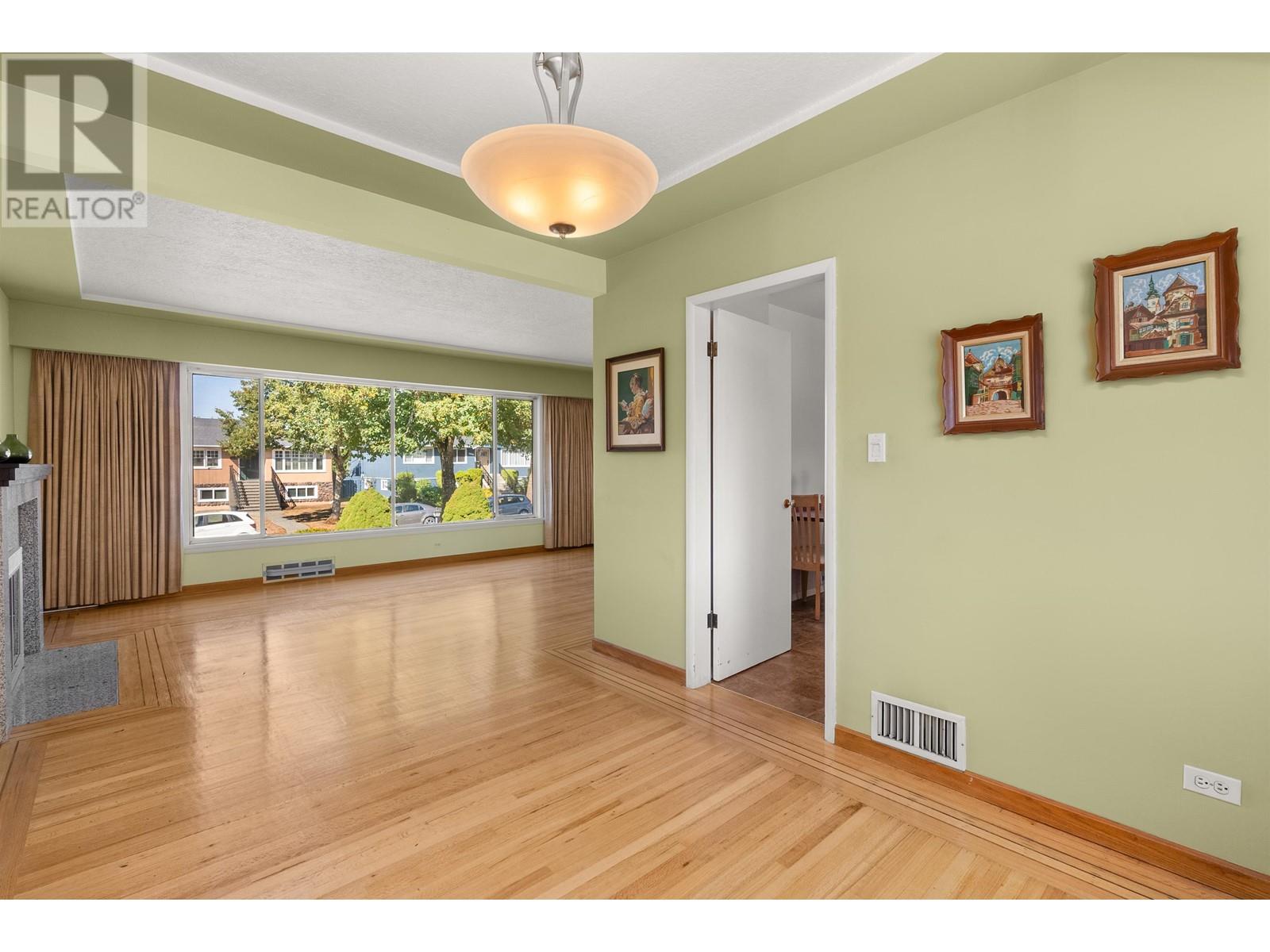 8548 Karrman Avenue, Burnaby, British Columbia  V3N 2M2 - Photo 9 - R2818351