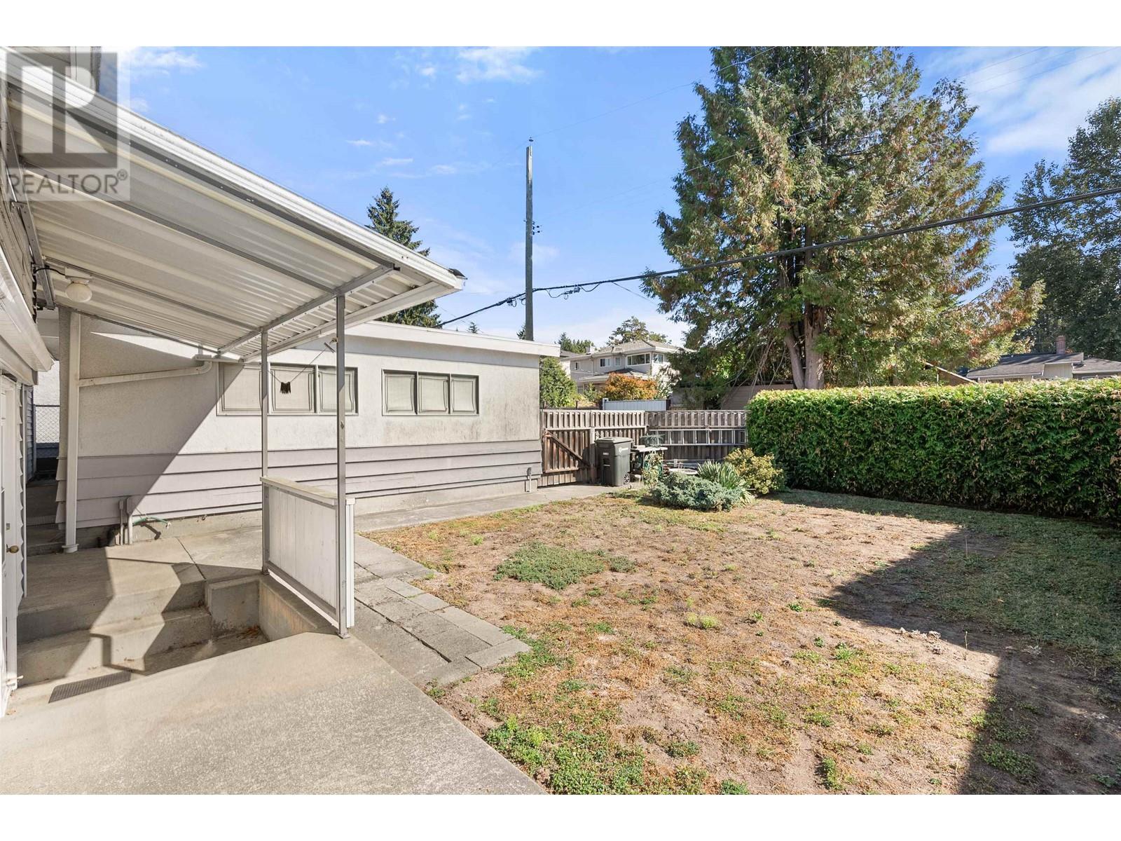8548 Karrman Avenue, Burnaby, British Columbia  V3N 2M2 - Photo 5 - R2818351