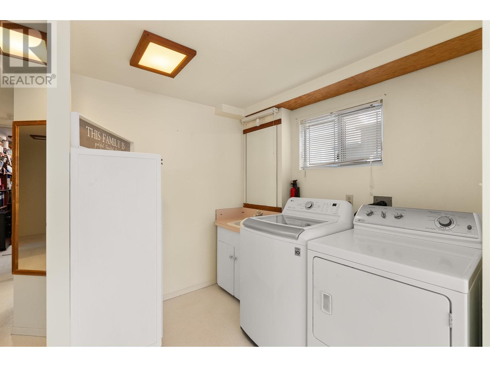 8548 Karrman Avenue, Burnaby, British Columbia  V3N 2M2 - Photo 18 - R2818351
