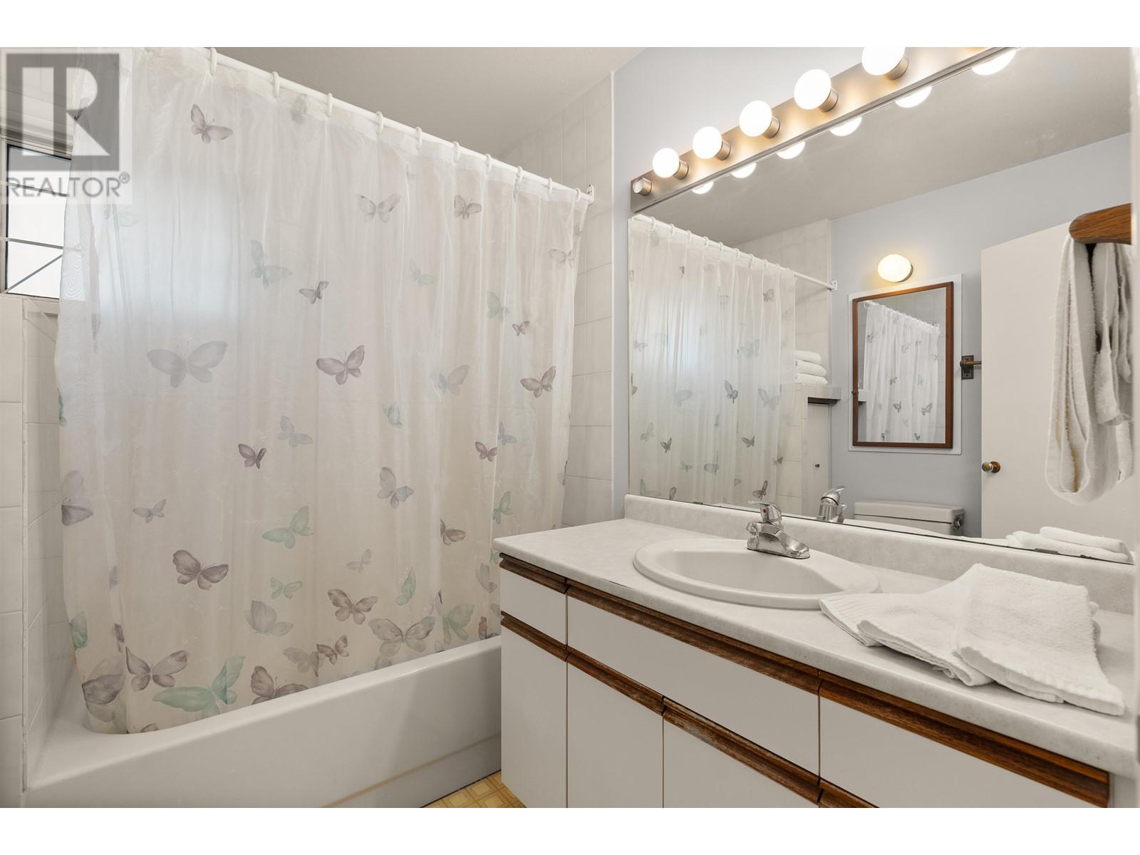 8548 Karrman Avenue, Burnaby, British Columbia  V3N 2M2 - Photo 21 - R2818351