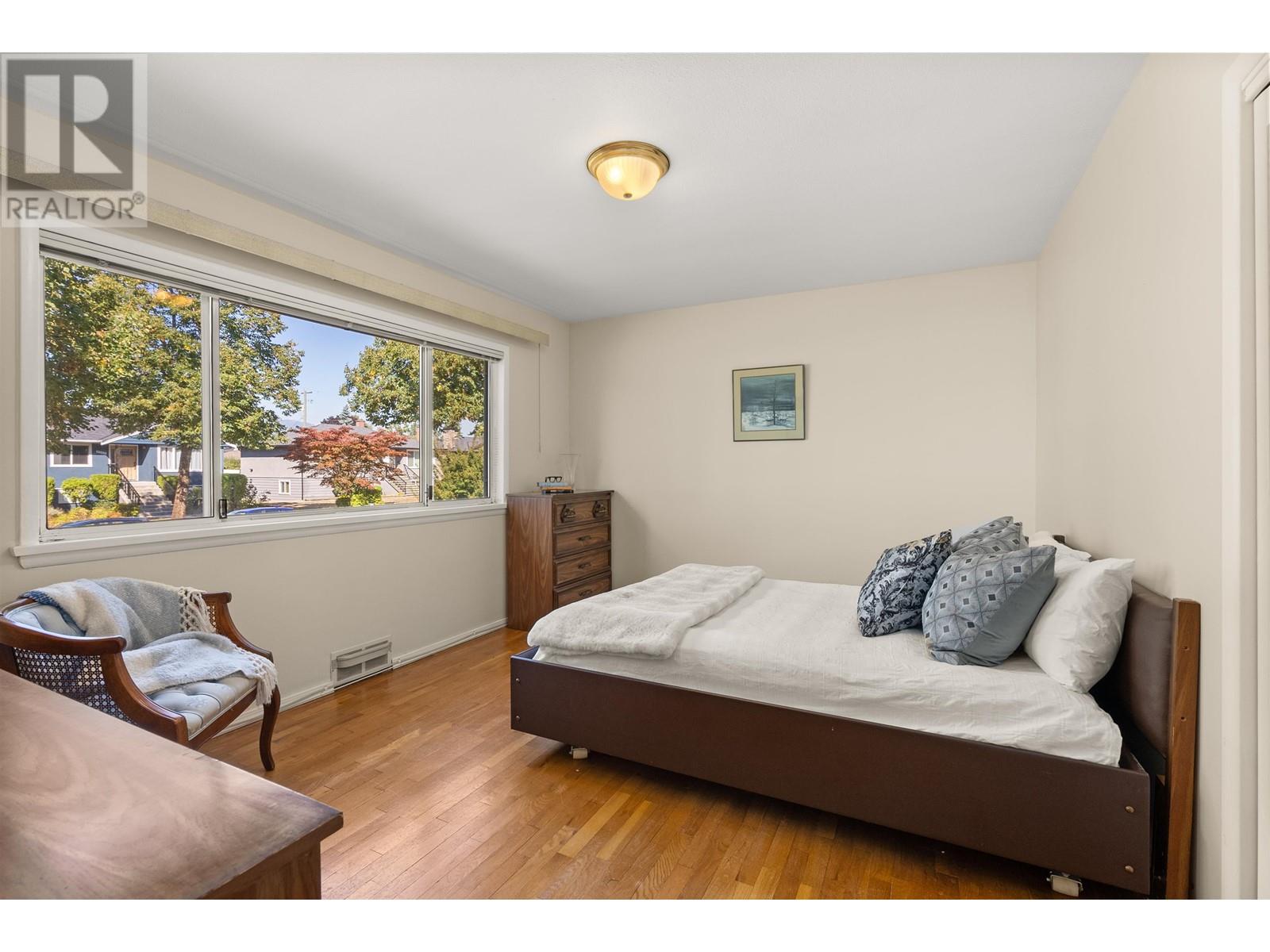 8548 Karrman Avenue, Burnaby, British Columbia  V3N 2M2 - Photo 12 - R2818351