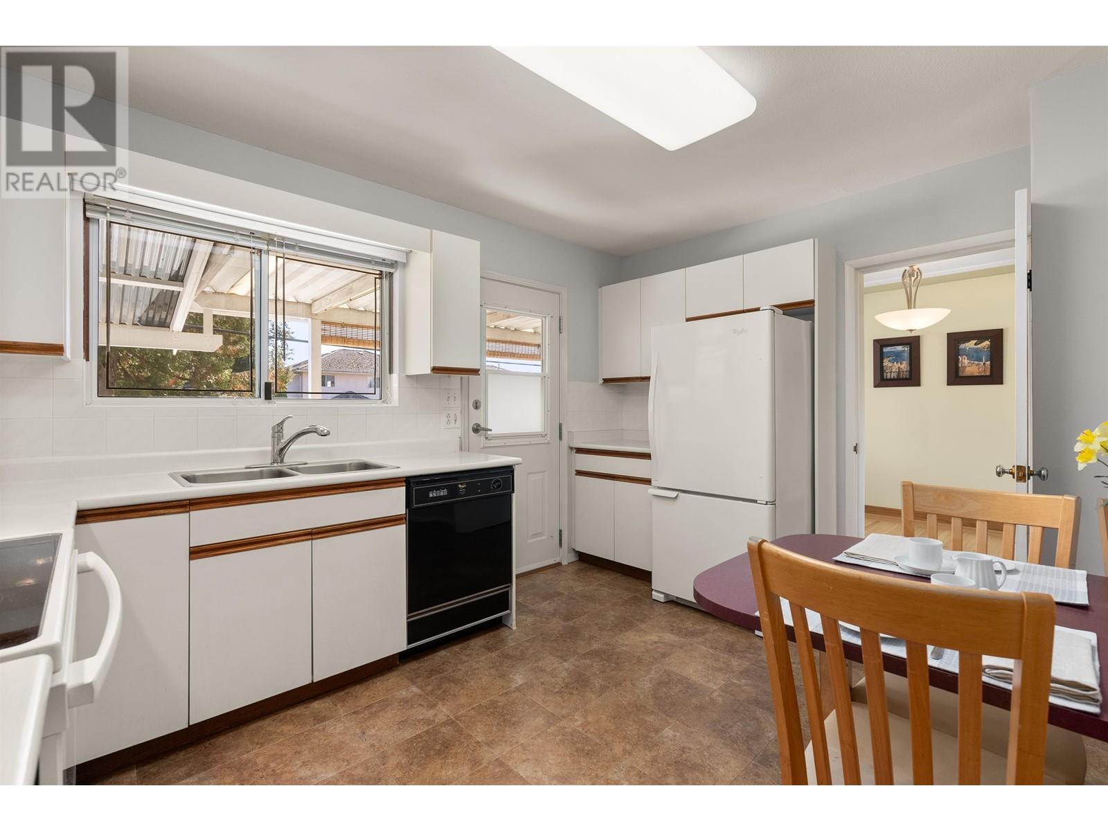 8548 Karrman Avenue, Burnaby, British Columbia  V3N 2M2 - Photo 10 - R2818351