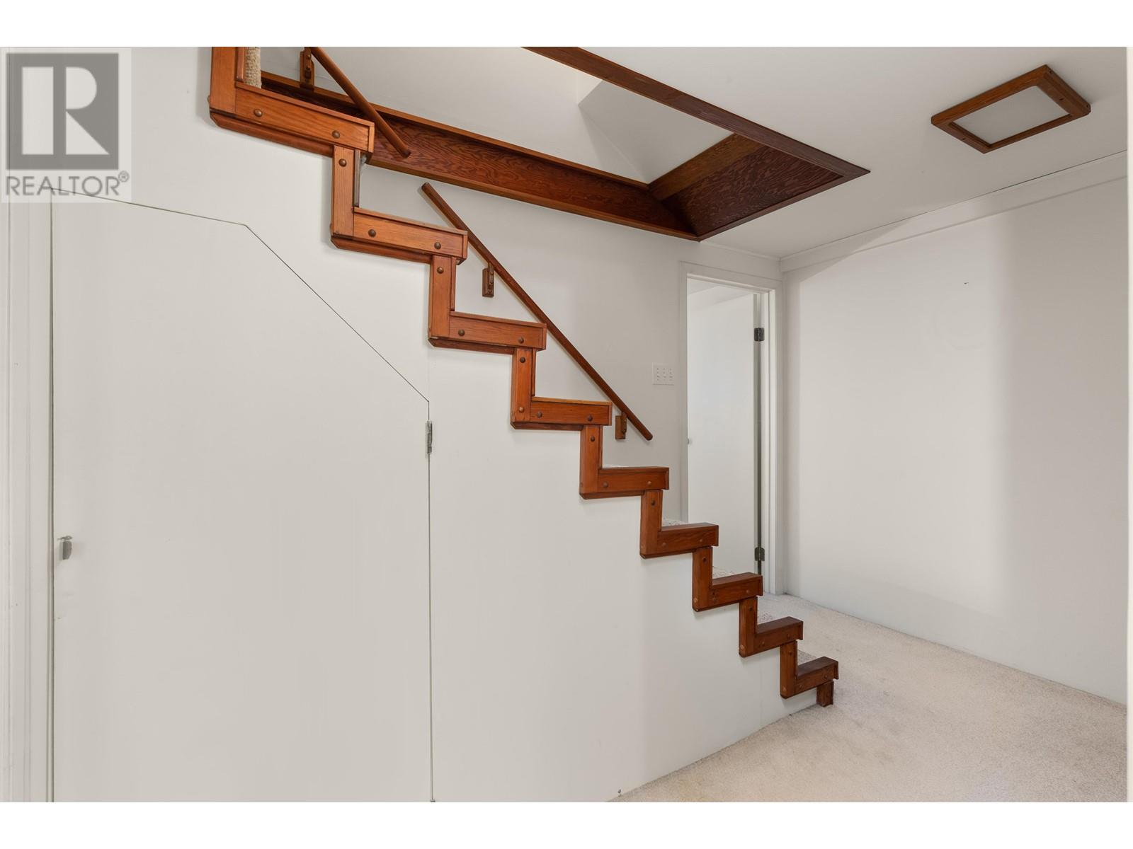 8548 Karrman Avenue, Burnaby, British Columbia  V3N 2M2 - Photo 15 - R2818351