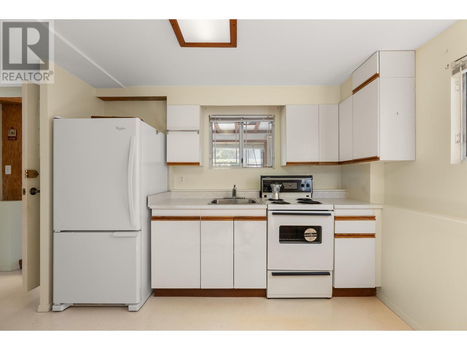 8548 Karrman Avenue, Burnaby, British Columbia  V3N 2M2 - Photo 17 - R2818351