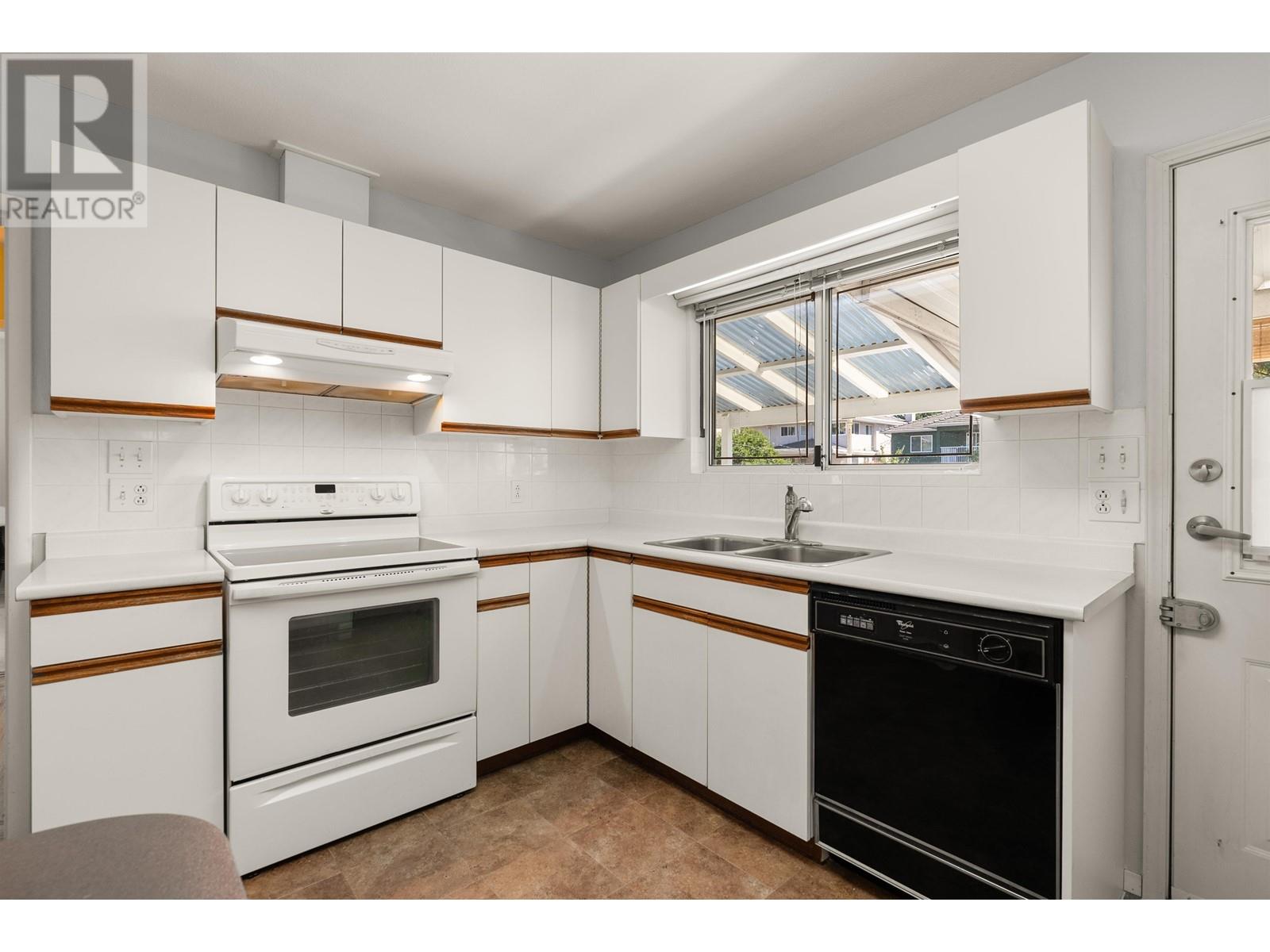 8548 Karrman Avenue, Burnaby, British Columbia  V3N 2M2 - Photo 11 - R2818351